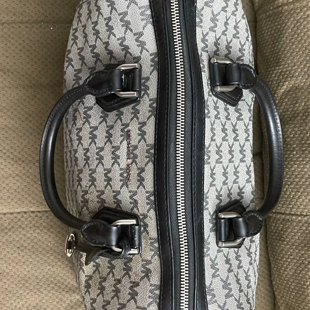 Michael Kors Signature MK Bedford Satchel in Gray/Black